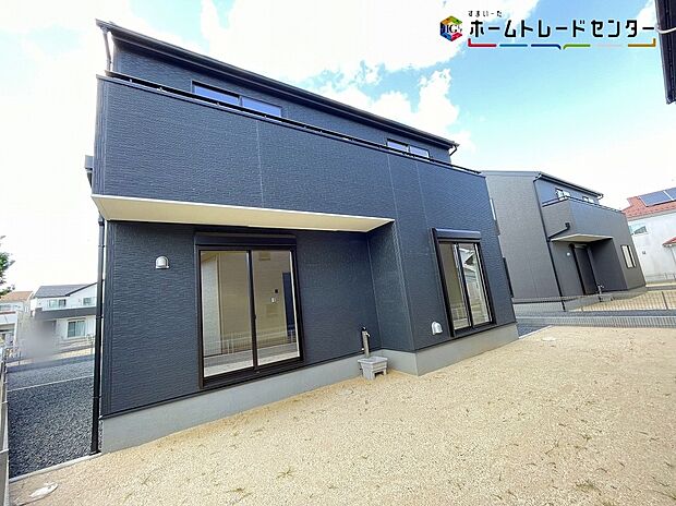 【現地外観写真】5号棟
静かな住宅街で安心の子育てを！家族の笑顔があふれる暮らしを始めてみませんか！子ども部屋も確保できるゆとりの間取りです！家族の成長に寄り添う邸宅となっております！