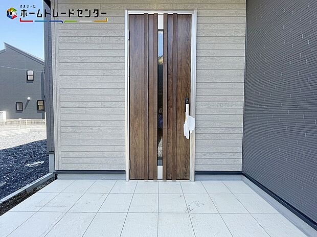 【玄関】４号棟
玄関ポーチには屋根がついているので雨でも玄関前で濡れずにお出かけ準備が出来ます。セキュリティを高められるTVモニター付きインターフォンが標準装備です！

