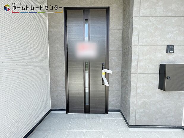 【玄関】 玄関ポーチには屋根がついているので雨でも玄関前で濡れずにお出かけ準備が出来ます。セキュリティを高められるTVモニター付きインターフォンが標準装備です!