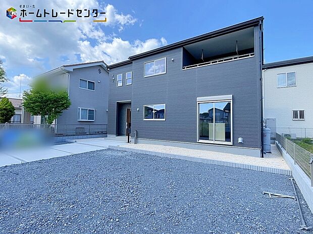 【庭】陽光たっぷり降りそそぐ南庭を備えた理想のお住まいです。お子様の遊び場や趣味のガーデニングなど、ライフスタイルに合わせていろいろとお楽しみ頂けそうです。