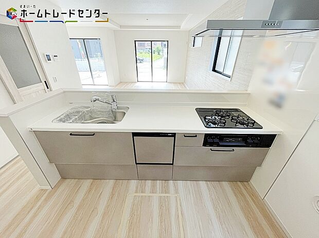 【キッチン】キッチンで作業しているママと、リビングにいるご家族が楽しくお話し出来る空間となっております。テレビの内容やゲームのこと、会社や学校であったこと何でも話せるコミュニケーション溢れる場所になりそうです!