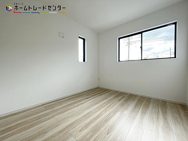 【リビング以外の居室】朝日と共に、目覚ましなしでも自然と気持ちよく起床出来そうな洋室!日中もたっぷり日差しが降り注ぐ間取り。2面採光を確保した明るい室内は、風通しも良く、大変居心地の良い空間となっております。