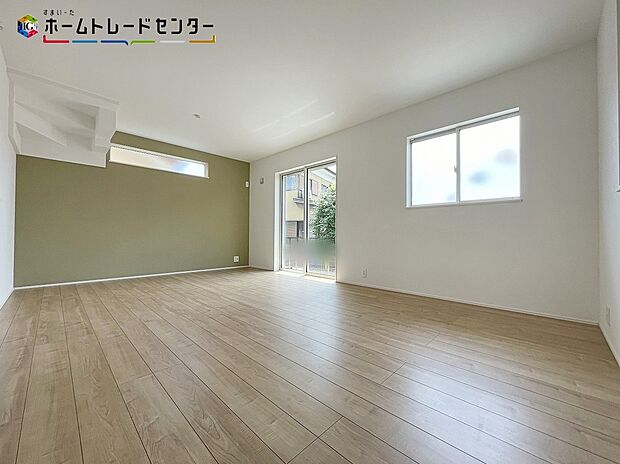 【リビング】2号棟
たくさんの窓から注ぐ太陽の光。時間の経過とともに位置を変え部屋に変化と温もりをもたらしてくれます。家族みんながくつろげるリビング!キッチンから隅々まで見渡せ、子様の様子がすぐに確認いただけます