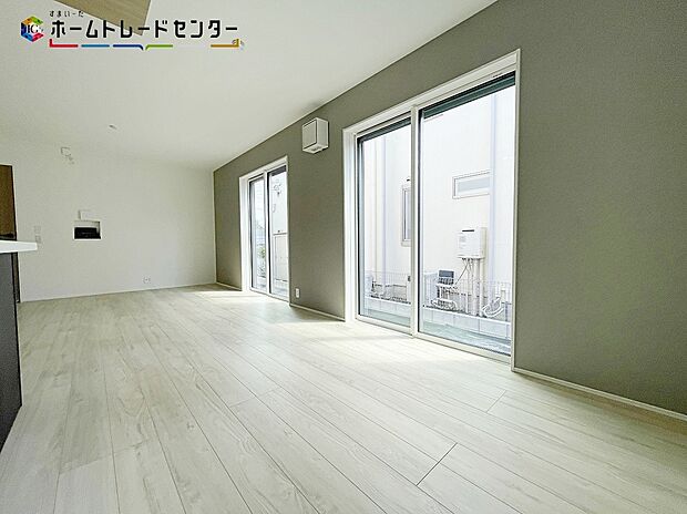 【リビング】２号棟
明るい日差しがさすリビングは、家族の憩い空間。広々としたLDKに、自分好みのインテリアでレイアウト。季節ごとに模様替えなども、楽しみの一つとなりそうです♪♪