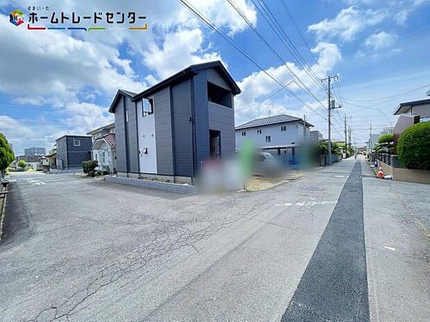 【 前面道路含む現地写真】○嬉しい設備仕様
システムキッチン、浴室乾燥機、ウォークインクローゼット、床下収納、TVモニター付インターホン、24時間換気システム、シューズインクローク、食器洗い乾燥機、駐車場２台（車種による）！