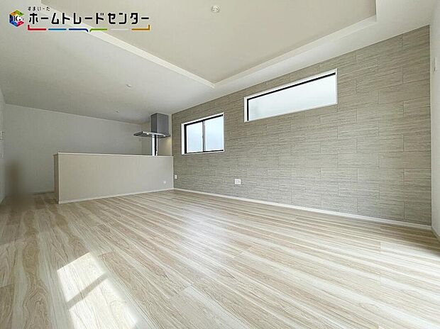 【リビング】1号棟
リビングには大きな窓があり、陽光あふれる明るい空間です。日差しがぽかぽか暖かく、電気代の節約にもなります!休日はご家族でお喋りしながらゴロゴロゆっくりと過ごすのも良いのではないでしょうか!