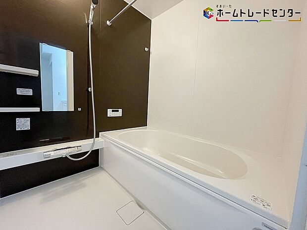 【浴室】ひろびろ１坪サイズのバスルーム。半身浴もできるひろびろな浴槽です。１日の疲れた体を癒せます。入浴後の水滴や湿気を排出し、カビの発生や臭いを抑制する換気乾燥暖房機。雨の日の洗濯物にも効果的です。