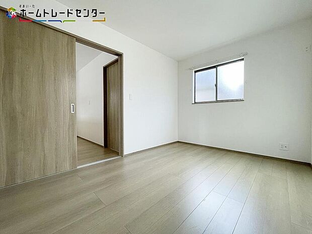 【リビング以外の居室】リビング隣のお部屋は、お昼寝のお部屋や趣味のお部屋とお使いになれます！また、将来家族が増えた場合でもご夫婦の寝室にしたり、ご両親のお部屋にしたり様々に用途に使える魅力的な空間！