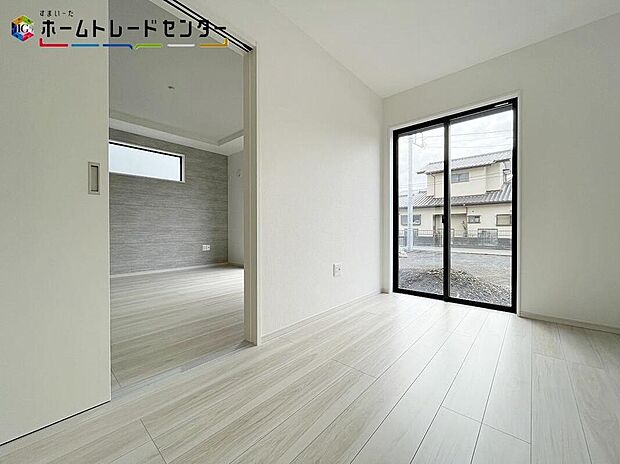 【リビング以外の居室】大きな窓から光が差し込む室内！日の光で照らされた明るいお部屋は、趣味の時間を過ごす時も、家族や友達と一緒に過ごす時も、いつでも居心地のいいリラックスできる空間をお届けします！