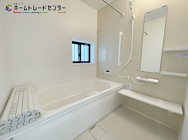 【浴室】B号棟
窓付きのバスルーム。陽射し差し込む明るい環境は、日中の入浴も気持ち良くお使い頂けそうです。一日の疲れを洗い流せるような憩いの空間ですね。窓があることで、換気環境も良好です。