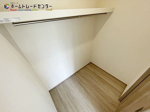 【収納】C号棟
ウォークインクローゼットは高い収納力が魅力の設備！夫婦で分けたり、アイテムで分けたりでき使い勝手が良いです！また、帽子や鞄、アクセサリーはもちろん、ゴルフバックやキャリーバックも収納出来ます！