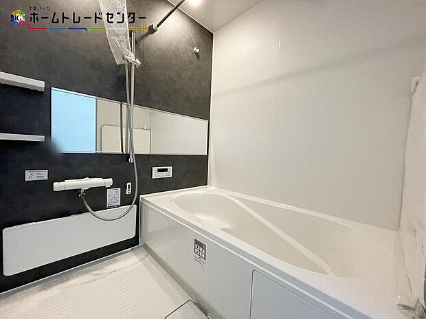 【浴室】ひろびろ１坪サイズのバスルーム。半身浴もできるひろびろな浴槽です。１日の疲れた体を癒せます。入浴後の水滴や湿気を排出し、カビの発生や臭いを抑制する換気乾燥暖房機。雨の日の洗濯物にも効果的です。