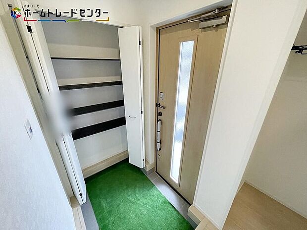 【玄関】２号棟
訪れる人を優しく迎える、スタイリッシュな玄関。開放感のある玄関ホール。温もり感じるフローリング仕様ですので、ご家族やお客様を温かく迎えてくれます。収納も完備され綺麗を保てます！
