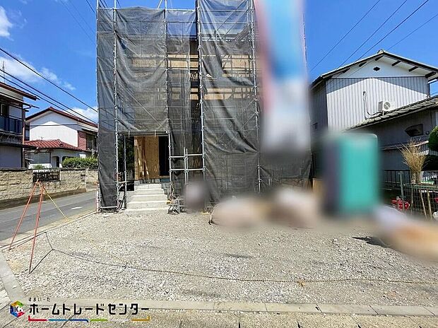【現地外観写真】1号棟
交通量が少ない住宅街なので、雨の日でも車の走行音も気になりません。平日・お仕事帰りなど、いつでもご案内致します!お気軽にお問い合わせ下さい♪お持ちしております!
