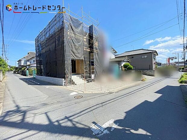 【前面道路含む現地写真】1号棟
嬉しい仕様がたくさん!システムキッチン、浴室乾燥機、床下収納、防犯カメラ、TVモニター付きインターホン、人感センサー付玄関灯、EVコンセント、駐車2台可(車種による)♪