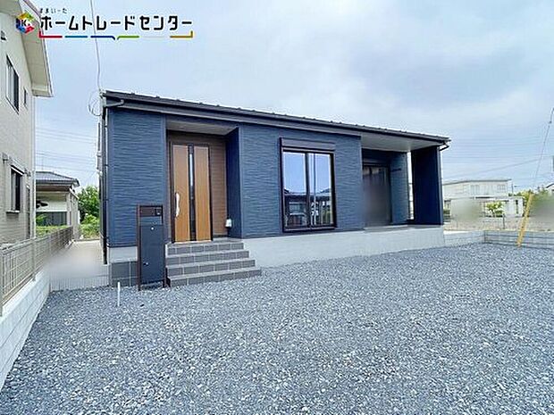 【現地外観写真】２号棟
一戸建ての大きなメリットは、「自分の土地」を自由に使えること。好きなペットが飼えるほか、ガーデニングやＤＩＹ、車の手入れなど様々な趣味を楽しめます♪広いお庭でのびのびと開放的に暮らしましょう！