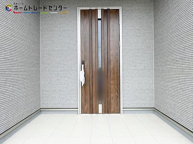 【玄関】１号棟
玄関ポーチには屋根がついているので雨でも玄関前で濡れずにお出かけ準備が出来ます。セキュリティを高められるTVモニター付きインターフォンが標準装備です！