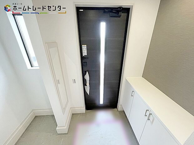 【玄関】扉を開けた瞬間、心地よい自然光が出迎えてくれる開放的な玄関です。明るい光が空間を広々と見せ、毎日の「行ってきます」と「ただいま」を爽やかに演出。住まいの第一印象を格上げする、自慢の明るい空間です。