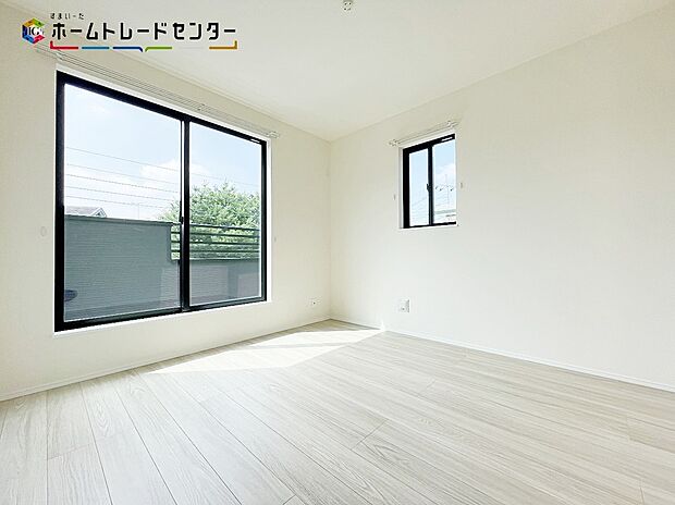 【 リビング以外の居室】A号棟
二面採光を取り入れたお部屋です!十分な日差しが隅々まで入り、とても明るく暖かです!勉強で煮詰まっていても、趣味に没頭していても、窓を開ければ穏やかで優しい風が入り、快適に過ごせることでしょう!