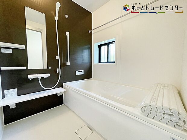 【浴室】B号棟
お風呂は毎日使うものですので、快適でありたいです!足を伸ばして、お風呂場でゆったりできれば、大きなリラックス効果があります!洗い場もゆとりのある広さです!一日の疲れが取れる癒しの空間ですね!