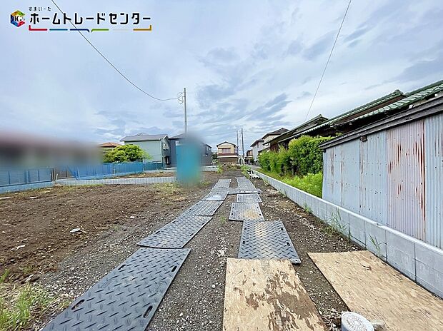 【現地外観写真】２号棟＞敷地内にゆとりの駐車スペース完備！毎日の車の出し入れもスムーズで安心です！来客時の駐車にも困りません！快適なカーライフをこの家で！