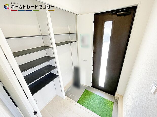 【玄関】5号棟
家族が毎日出入りする場所!大切な来客を迎える場所!そんな玄関は、自然光を取り込める優しい雰囲気の空間となっております!玄関収納も設置してあり家族の靴も片付けられますので、いつでも綺麗をキープ!