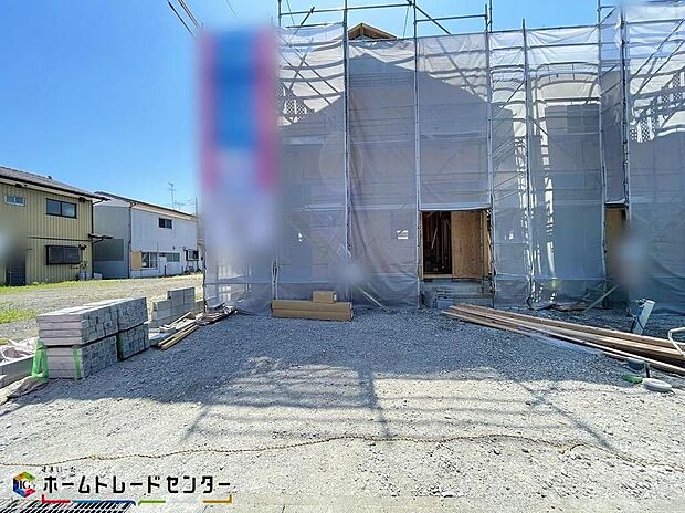 【駐車場】２号棟＞前面道路が６ｍ以上ある戸建ては、車の出し入れがスムーズで、駐車もラクラク。大型車でも安心して利用でき、来客時の対応も快適です！開放感があり暮らしにゆとりが生まれます。
