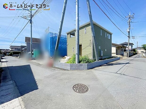 【前面道路含む現地写真】１号棟＞嬉しい仕様がたくさん！システムキッチン、浴室乾燥機、床下収納、防犯カメラ、TVモニター付きインターホン、人感センサー付玄関灯、全居室ペアガラス、駐車３台可（車種による）♪