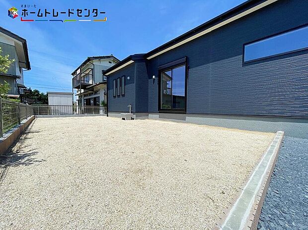 【庭】陽光たっぷり降りそそぐ南庭を備えた理想のお住まいです。お子様の遊び場や趣味のガーデニングなど、ライフスタイルに合わせていろいろとお楽しみ頂けそうです。
