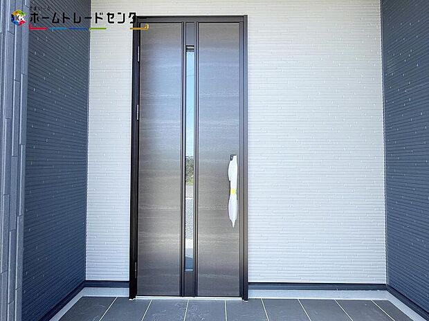 【玄関】玄関ポーチには屋根がついているので雨でも玄関前で濡れずにお出かけ準備が出来ます。セキュリティを高められるTVモニター付きインターフォンが標準装備です！