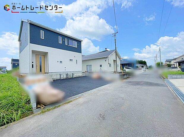 【前面道路含む現地写真】一戸建ての大きなメリットは、「自分の土地」を自由に使えること。好きなペットが飼えるほか、ガーデニングやDIY、車の手入れなど様々な趣味を楽しめます♪広いお庭でのびのびと開放的に暮らしましょう!