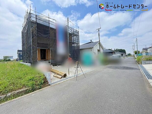 【前面道路含む現地写真】1号棟>嬉しい仕様がたくさん!システムキッチン、パントリー、浴室乾燥機、防犯カメラ、オール電化、TVモニター付きインターホン、人感センサー付玄関灯、全居室ペアガラス、駐車2台可(車種による)♪