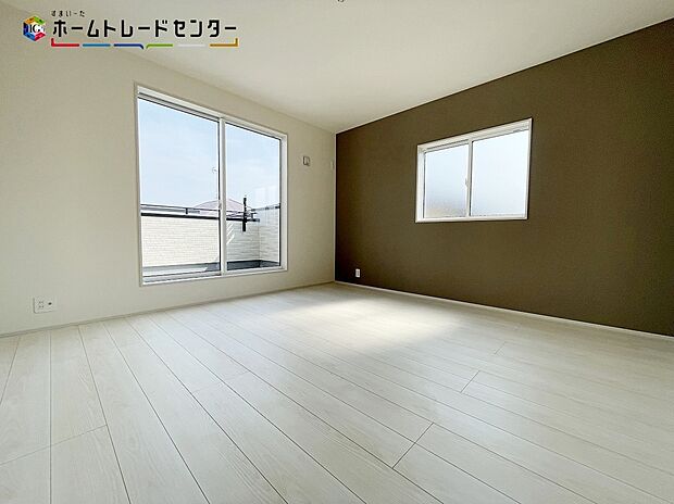 【 リビング以外の居室】2号棟
穏やかな光が差し込む室内には、穏やかな時間が流れます。休日には、落ち着いた空間で自分の趣味を楽しむのはいかがですか。なんとなく休日を過ごしてしまうこともなく、充実した一日になることでしょう!