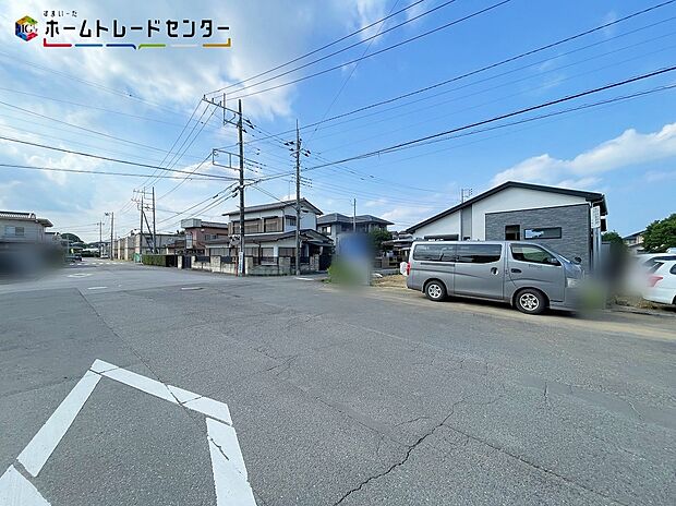 【前面道路含む現地写真】リビングも各部屋もバルコニーも、大きな窓から開放的な空間に陽の光がたっぷり降り注ぐ、見て明るく!家族も明るく!おうちに帰るのが楽しくなるようなお住まいです!