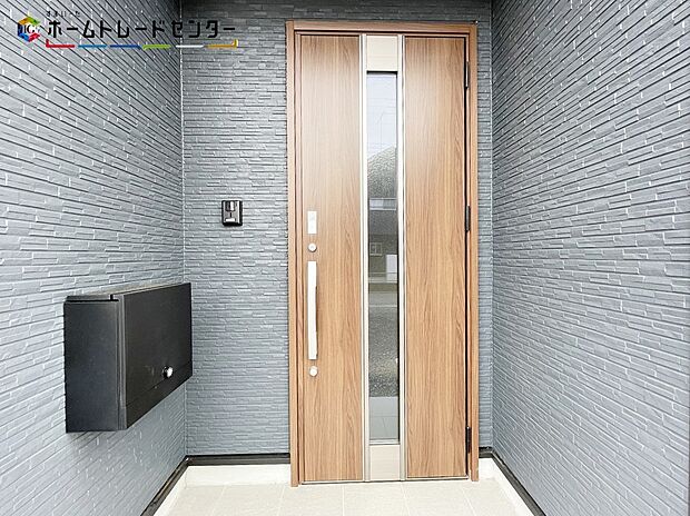 【玄関】 
玄関ポーチには屋根がついているので雨でも玄関前で濡れずにお出かけ準備が出来ます。セキュリティを高められるTVモニター付きインターフォンが標準装備です！