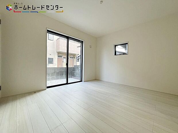 【リビング以外の居室】穏やかな光が差し込む室内には、穏やかな時間が流れます。休日には、落ち着いた空間で自分の趣味を楽しむのはいかがですか。なんとなく休日を過ごしてしまうこともなく、充実した素敵な一日になることでしょう!