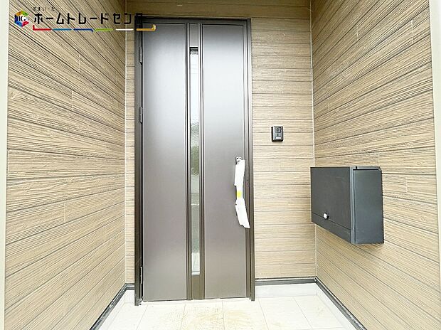 【玄関】玄関ポーチには屋根がついているので雨でも玄関前で濡れずにお出かけ準備が出来ます。セキュリティを高められるTVモニター付きインターフォンが標準装備です!
