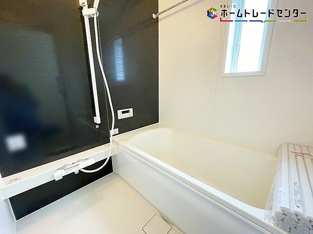 【浴室】浴室乾燥機付きのバスルームとなっております♪落ち着いた雰囲気のゆったり寛げるバスルーム。毎日のバスタイムが楽しみになりそうです。窓があることで、換気環境も良好。掃除もスムーズに出来ます。