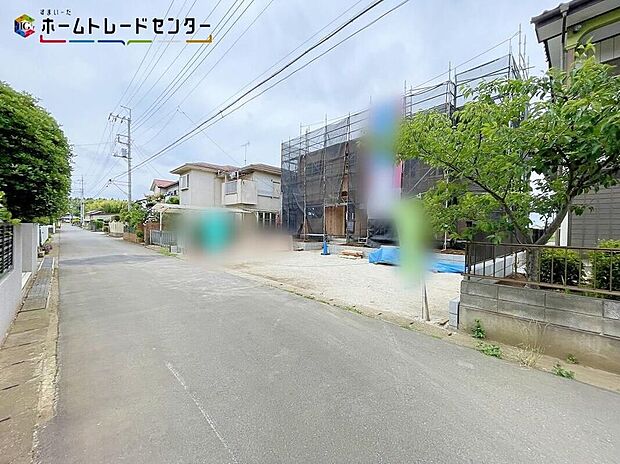 【前面道路含む現地写真】1号棟嬉しい仕様がたくさん!システムキッチン、浴室乾燥機、床下収納、防犯カメラ、TVモニター付きインターホン、人感センサー付玄関灯、EVコンセント、全居室ペアガラス、駐車2台可(車種による)♪
