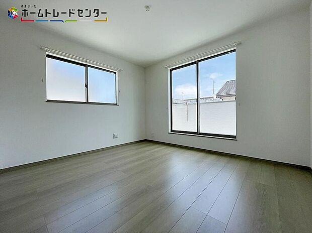 【リビング以外の居室】A号棟＞大きな窓取り入れることで、お部屋に広がりを持たせることができます。穏やかな光が差し込む室内には、穏やかな時間が流れます。落ち着いた空間で自分の趣味を楽しむのはいかがですか。