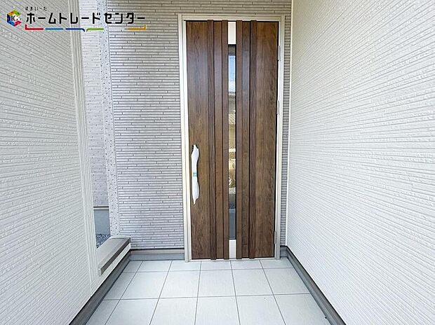【玄関】玄関ポーチには屋根がついているので雨でも玄関前で濡れずにお出かけ準備が出来ます。セキュリティを高められるTVモニター付きインターフォンが標準装備です!
