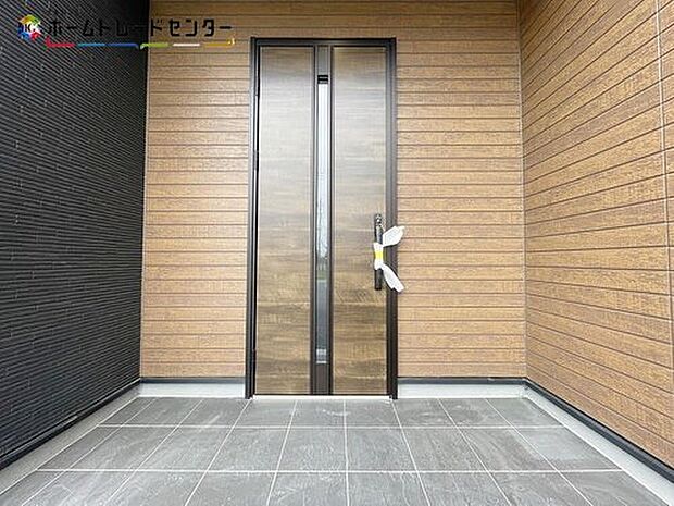 【玄関】１号棟/玄関ポーチには屋根がついているので雨でも玄関前で濡れずにお出かけ準備が出来ます。セキュリティを高められるTVモニター付きインターホンが標準装備です！