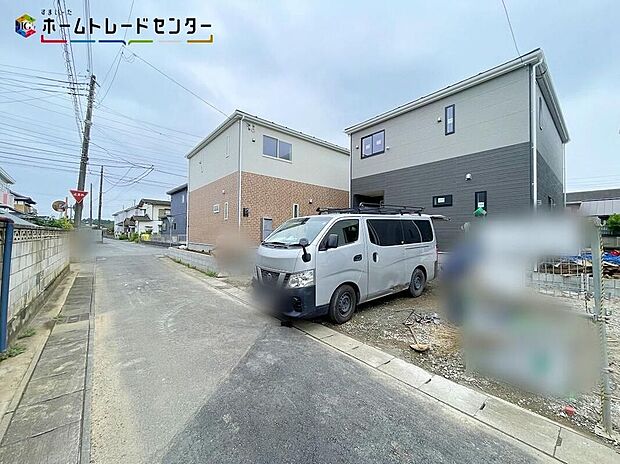 【前面道路含む現地写真】２号棟/優しい印象の外観で温もり感じるお住まいとなっております！車通りの少ない前面道路、小さなお子様がいても安心です。採光、生活動線、収納力を考慮した個性豊かな魅力溢れるプランとなっております！