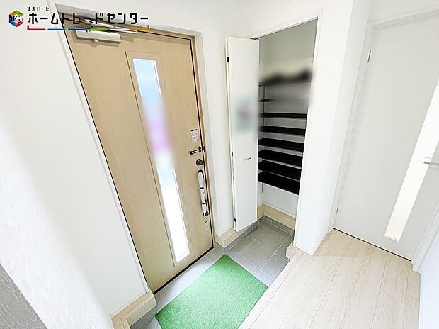 【玄関】3号棟
訪れる人を優しく迎える、スタイリッシュな玄関。開放感のある玄関ホール。温もり感じるフローリング仕様ですので、ご家族やお客様を温かく迎えてくれます。収納も完備され綺麗を保てます!