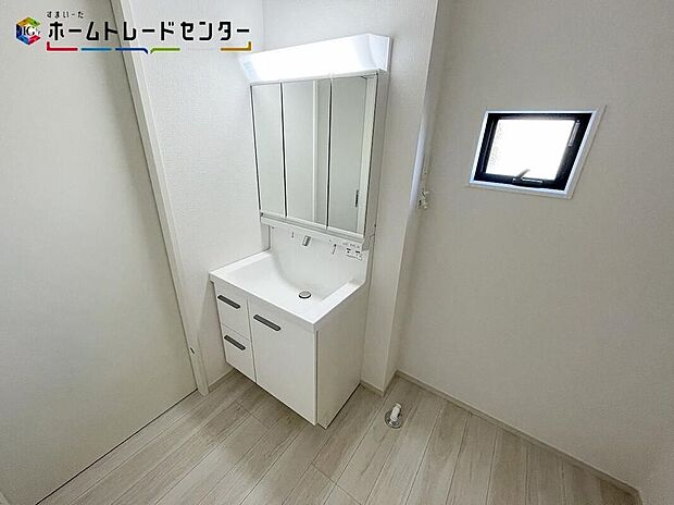【洗面台・洗面所】3号棟:散らかりがちな洗面所も三面鏡うしろの収納でスッキリ片付けられます!窓が備えられております。毎朝の身支度も、陽の光差し込む明るい空間で、快適にお使い頂けそうです。