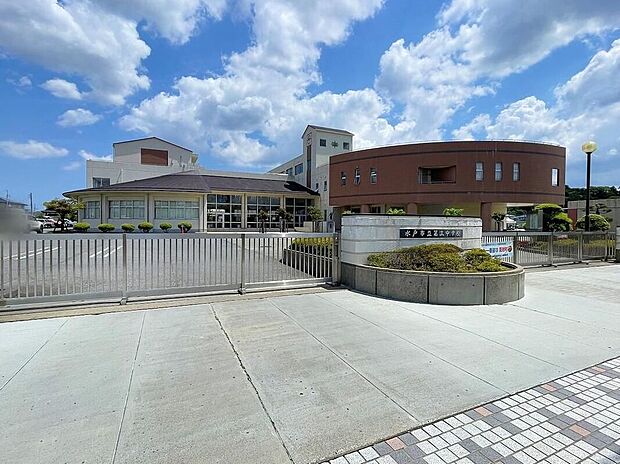 水戸市立第三中学校(約1,100m)