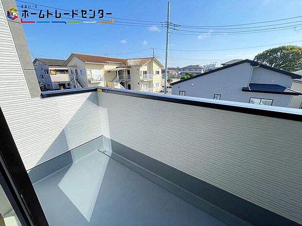 【バルコニー】3号棟
心地よい春の陽射しや暖かな風を楽しむことが出来るバルコニー。晴れた日にはたっぷりの洗濯物や布団を干せます!屋根があるので急な雨にも慌てずに済みますね!