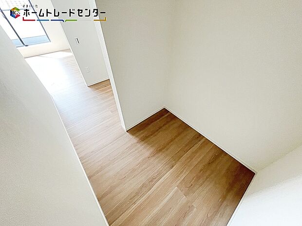 【洗面台・洗面所】１号棟：散らかりがちな洗面所も三面鏡うしろの収納でスッキリ片付けられます！窓が備えられております。毎朝の身支度も、陽の光差し込む明るい空間で、快適にお使い頂けそうです。毎日の忙しい準備が楽しくなります