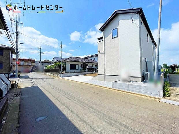 【前面道路含む現地写真】２号棟
家族の笑顔があふれる、ぬくもりと安心に包まれた夢のマイホーム。四季の移ろいを感じながら、心豊かな暮らしを育む理想の住まいです。毎日が特別になる、そんな場所に出会ってください！