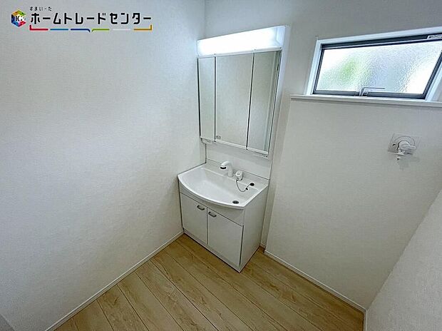 【洗面台・洗面所】白を基調とした爽やかなサニタリースペースです。清潔感のある快適空間です。毎日の身支度も気持ち良くお使い頂けます。女性にはうれしい3面鏡化粧台!三方から姿をチェック!デザインと機能性両方を重視できます!